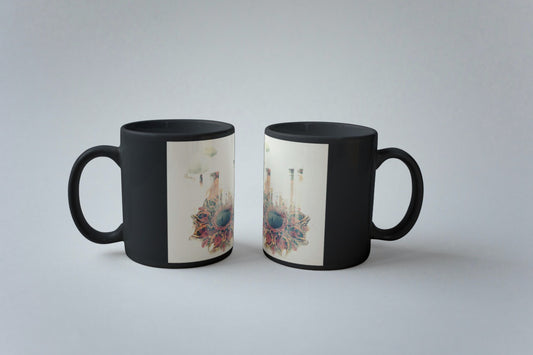 Schwarze Kaffeetasse (Diya-Gebäude)