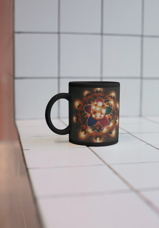 Schwarze Kaffeetasse (Rangoli)