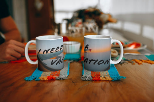 Ich brauche eine weiße Kaffeetasse für den Urlaub