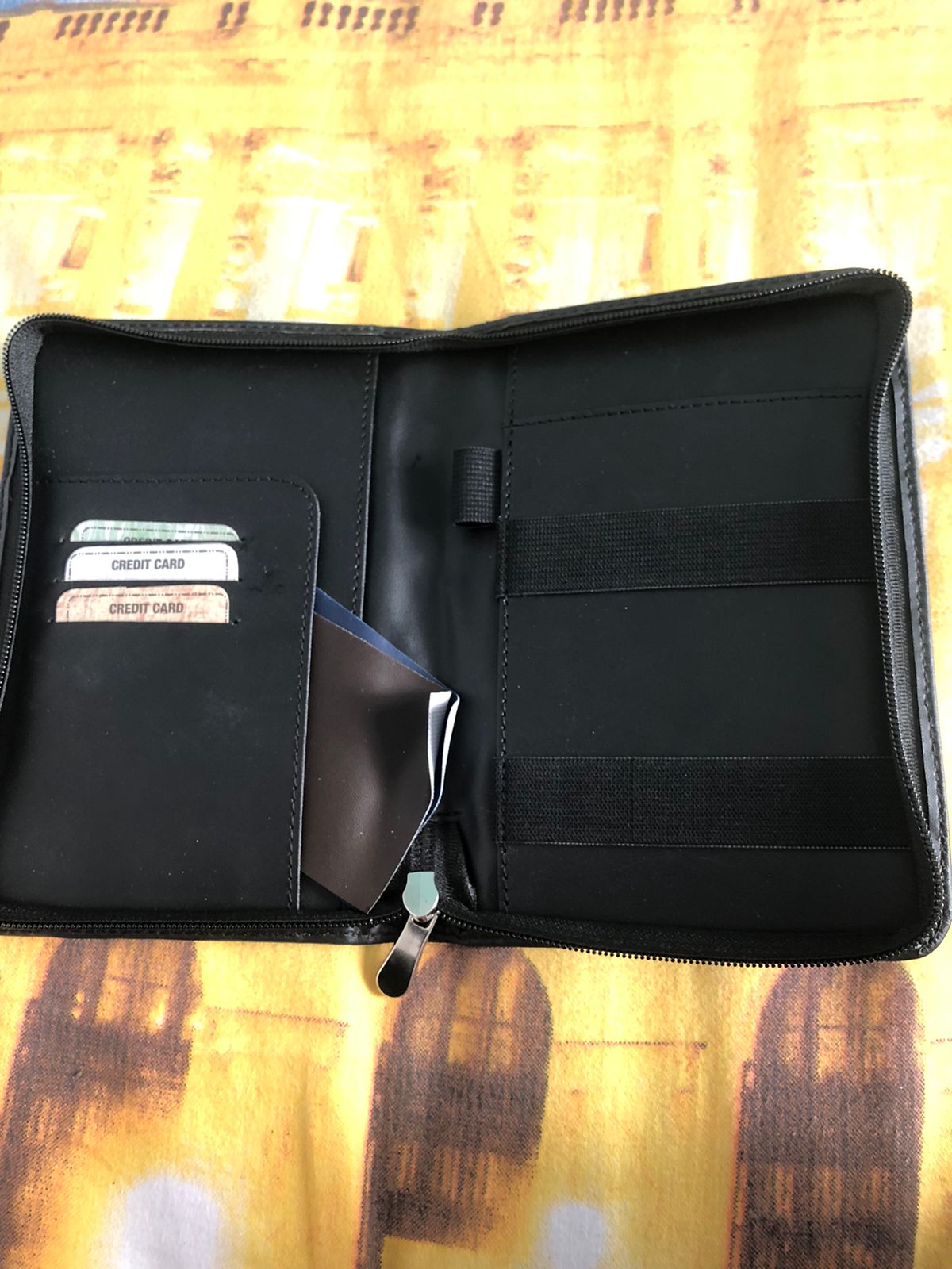 Leh Chalo Schwarze Reisebrieftasche aus veganem Leder