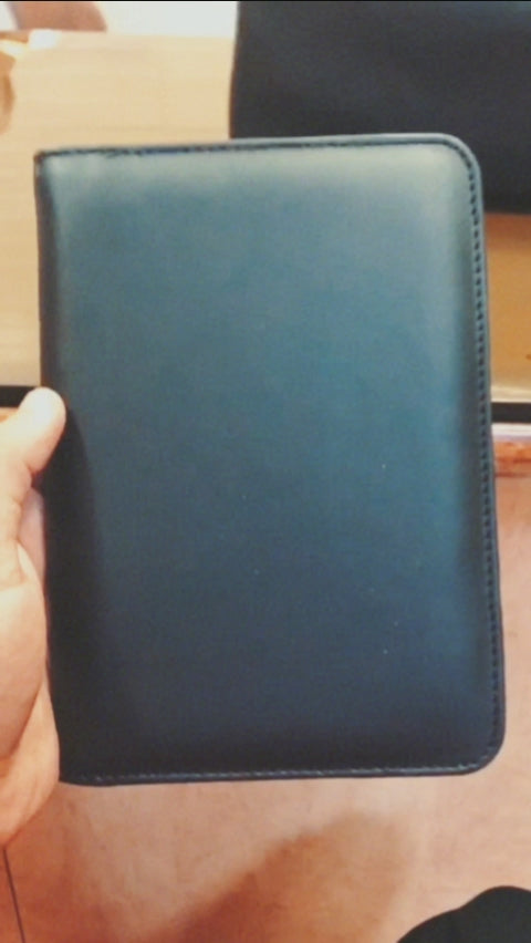 Schwarze Reisebrieftasche aus veganem Leder