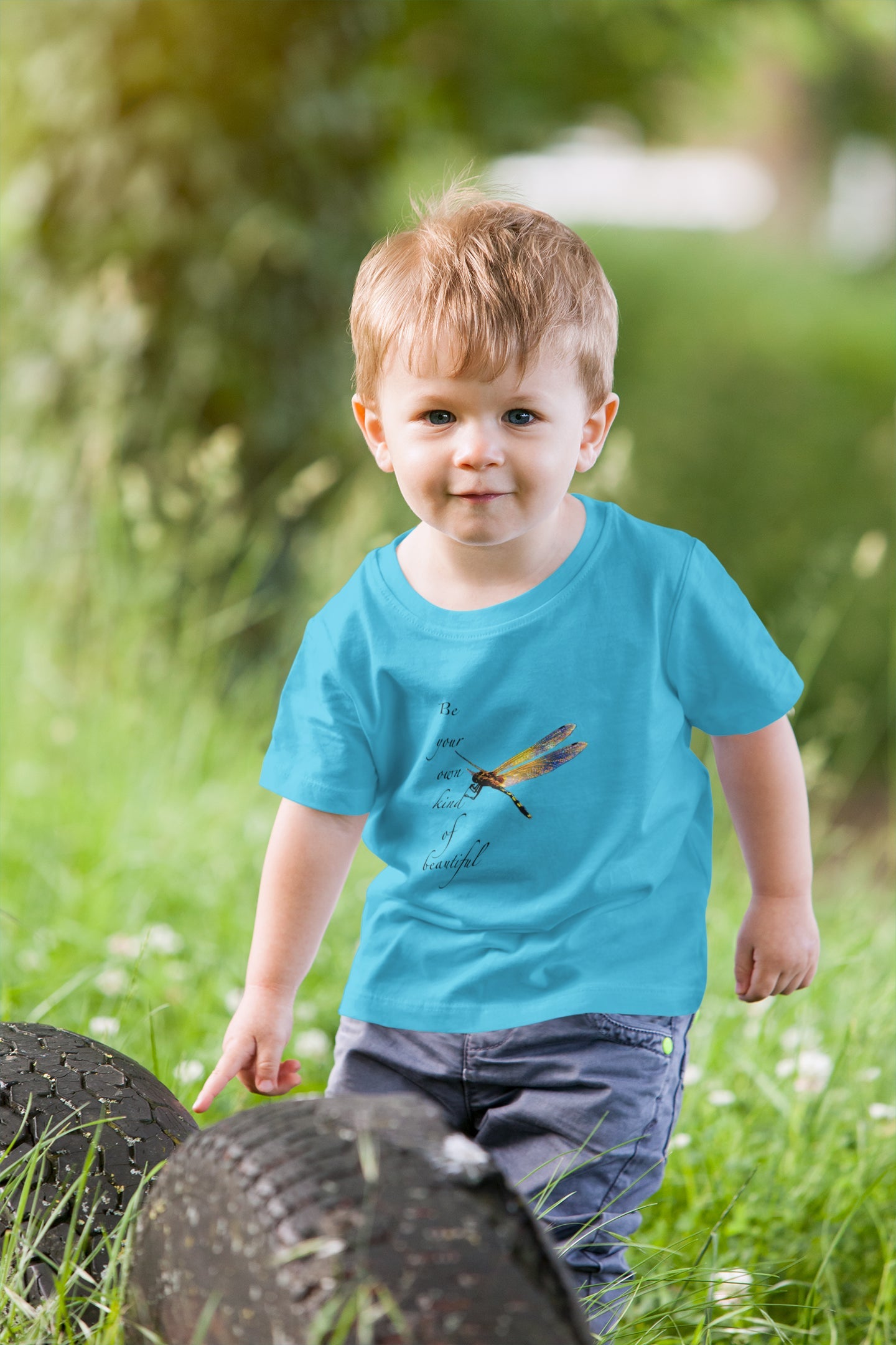 Ihr eigenes schönes Sommer-T-Shirt für Jungen