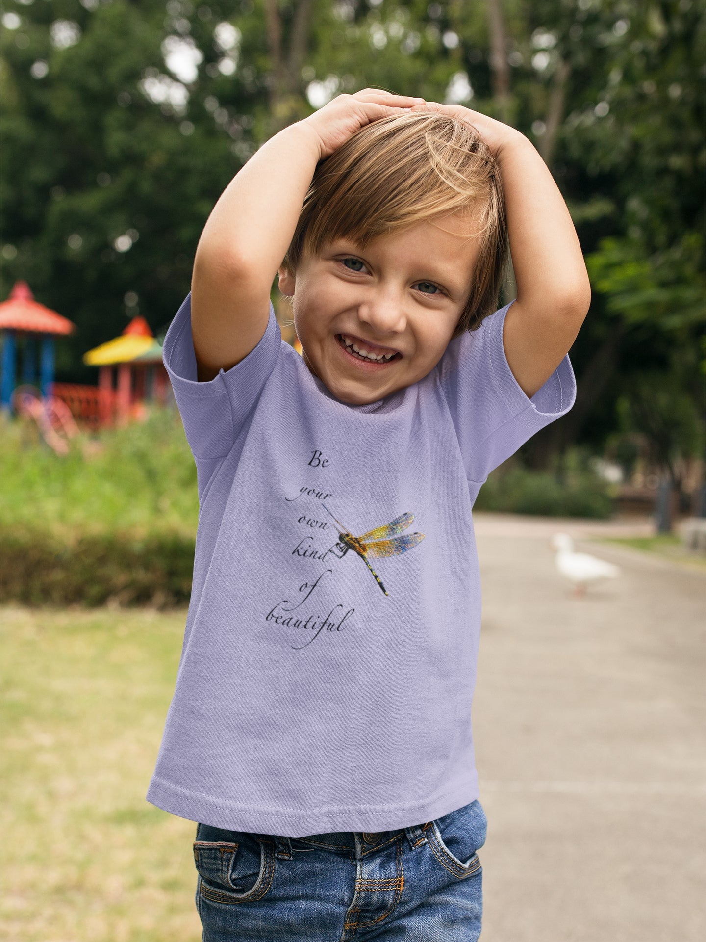 Ihr eigenes schönes Sommer-T-Shirt für Jungen