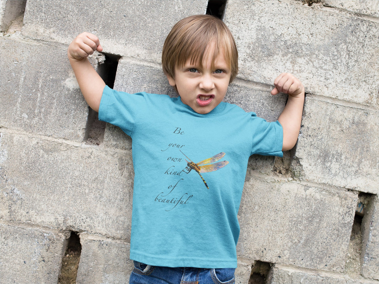 Ihr eigenes schönes Sommer-T-Shirt für Jungen