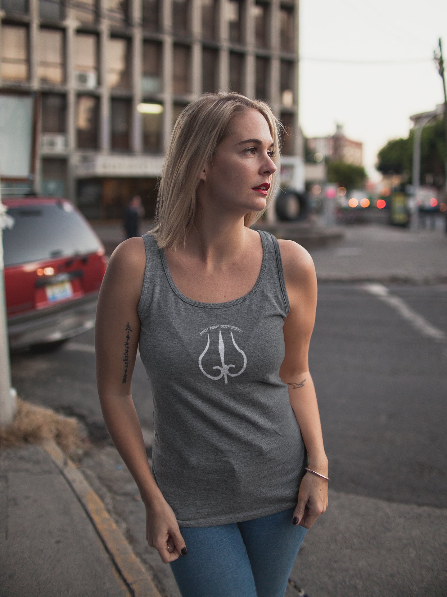 Har Har Mahadev Weißes Trident-Tanktop für Damen